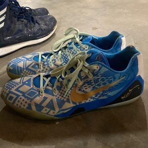 Mens basketball shoes